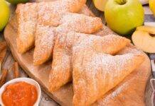 Triangoli sfogliati ripieni di mele