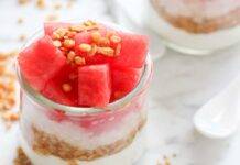 Anguria al bicchiere con yogurt bianco