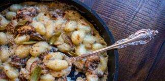 gnocchi con crema di gorgonzola salsiccia e funghi