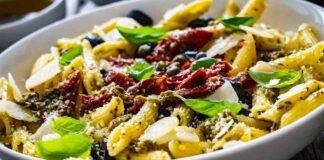 pasta con pesto e pomodori secchi