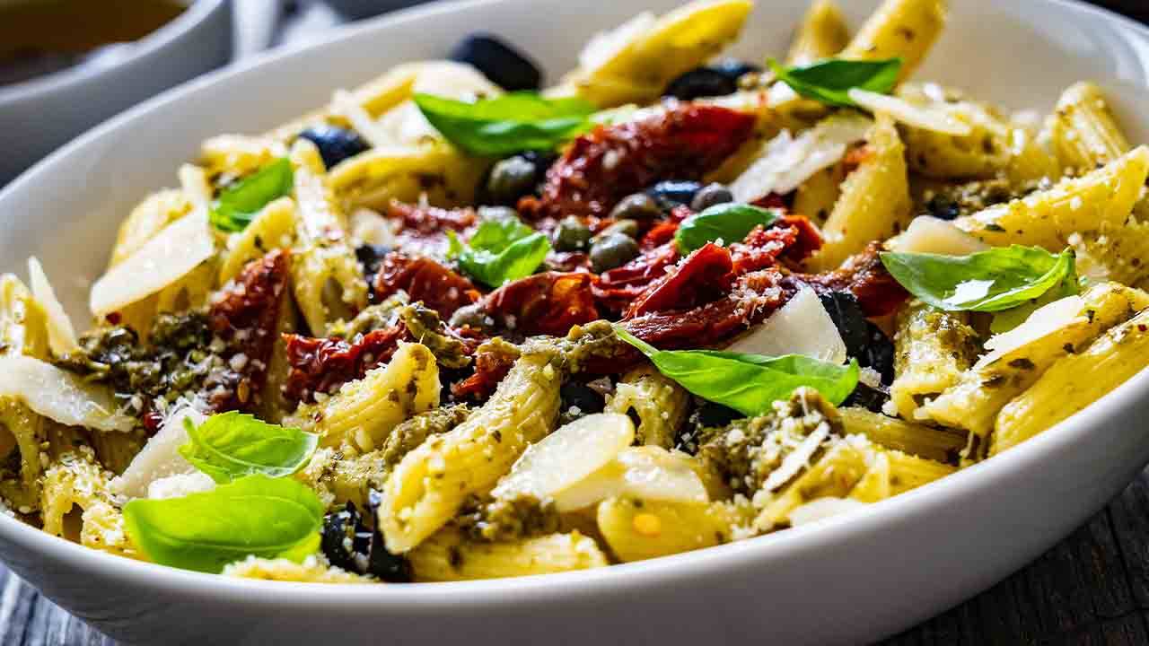 pasta con pesto e pomodori secchi