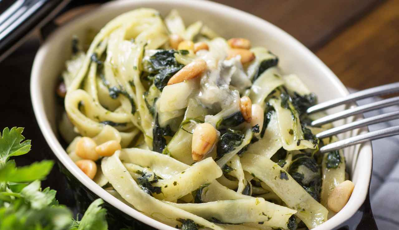 Nesupunere indica gros  Tagliatelle cremose spinaci pinoli e gorgonzola | Immensa bontà!