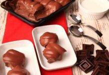 Bignè con mousse al cioccolato e ripieni di panna | un dessert sublime Bignè con mousse al cioccolato e ripieni di panna