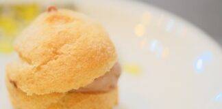 Stuzzichi di pasta choux con mousse al prosciutto