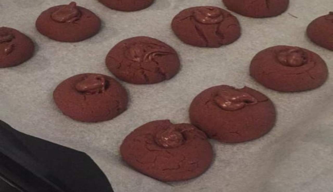Biscotti al cioccolato con cuore morbido