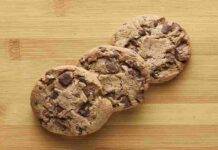 Biscotti vanigliati con gocce di cioccolato AdobeStock