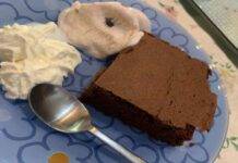 Brownies al cioccolato e caffè con mousse al caffè e panna