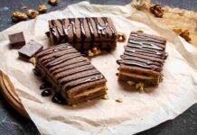 Brownies cioccolato e noci con crema diplomatica AdobeStock