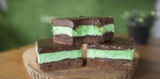 Brownies morbidi alla menta e cioccolato AdobeStock