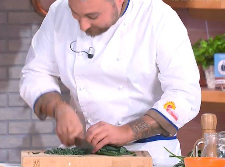 Come preparare un'insalatina di cavolo nero crudo | Ricetta e trucco dello chef Federico Fusca