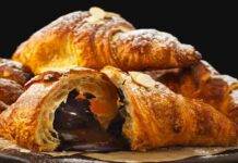 Cornetti sfogliati con crema al cioccolato | dolcissima bontà Cornetti sfogliati con crema al cioccolato AdobeStock