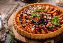 Crostata con mousse al cioccolato e pesche