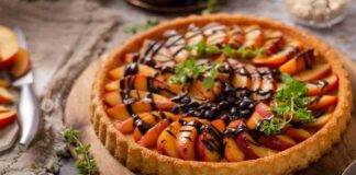 Crostata con mousse al cioccolato e pesche