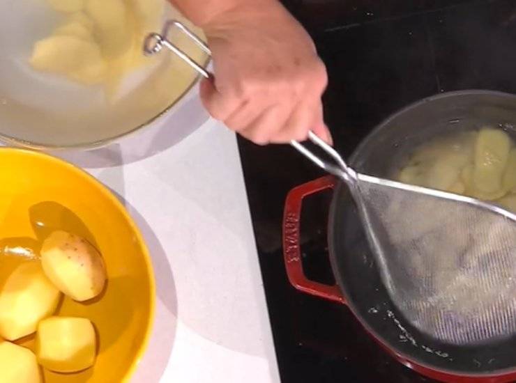 E’ sempre Mezzogiorno | La ricetta della chef Zia Cri | Come riutilizzare le bucce delle patate