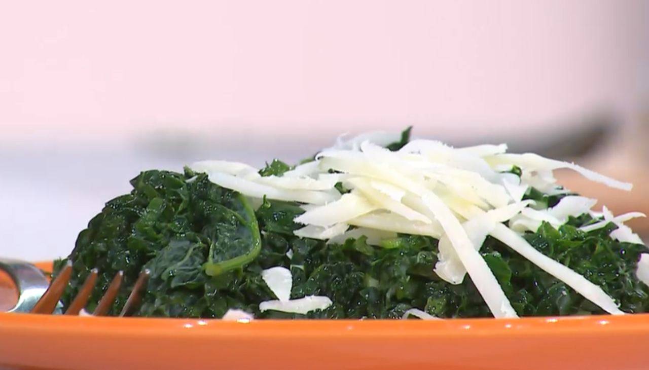 Come preparare un'insalatina di cavolo nero crudo | Ricetta e trucco dello chef Federico Fusca