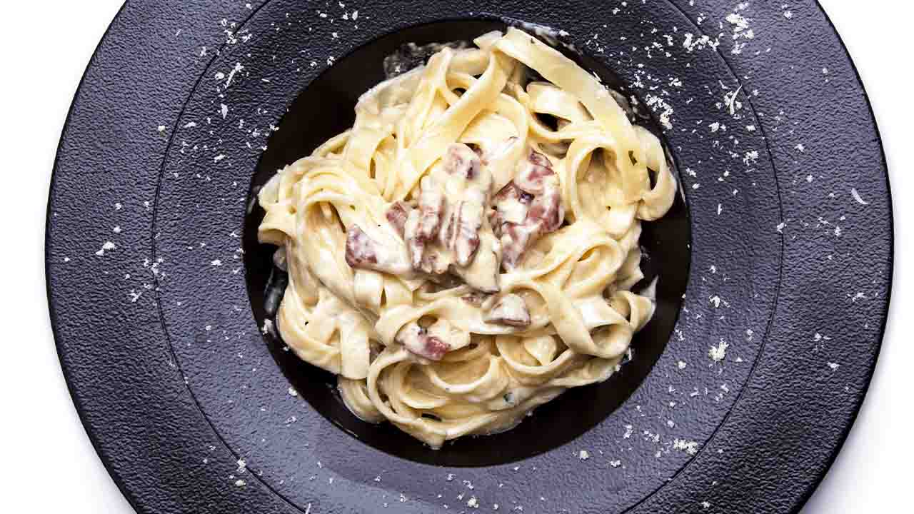 Pasta all'u0ovo con crema di formaggio e funghi