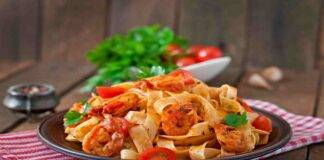Fettuccine al pesto di fiori di zucca finocchietto e gamberi
