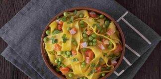 Fettuccine con piselli e salmone AdobeStock