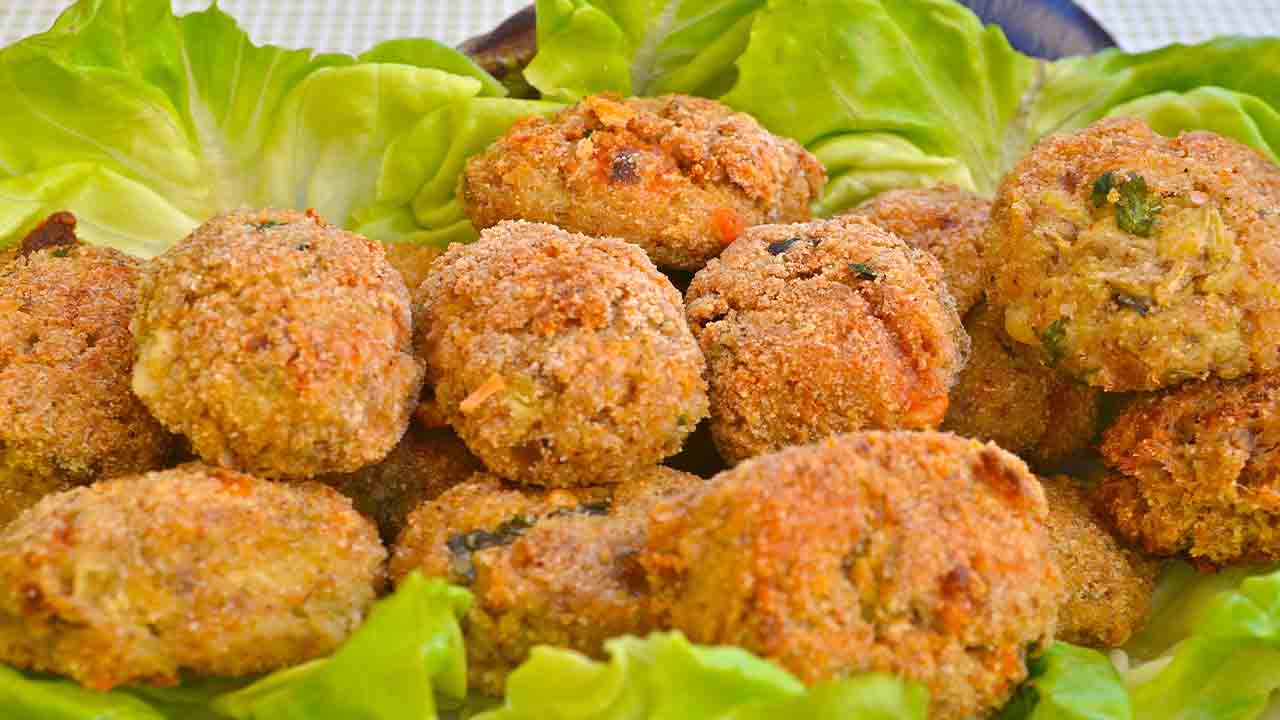 polpette con verdure e avanzi di formaggio e insaccati