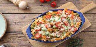 Maccheroni al forno gradinati con verdure AdobeStock