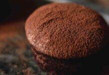 Muffin al cioccolato con cuore bianco