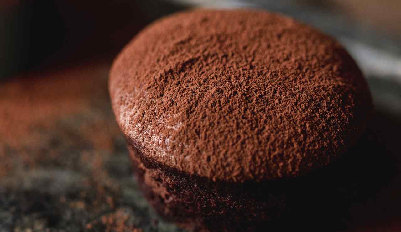 Muffin al cioccolato con cuore bianco