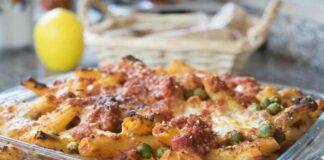 Pasta al forno con ragù bianco di salsiccia e besciamella