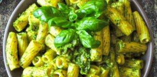 Rigatoni con verdura e formaggio tritati