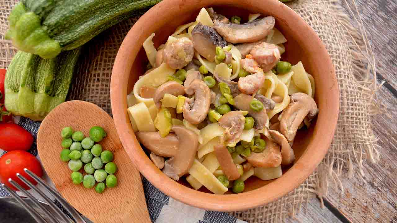 tagliatelle funghi e piselli cotti on la birra