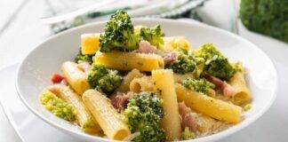 Pasta con broccoli speck