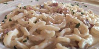 Primo di pasta cremoso con formaggio e bacon