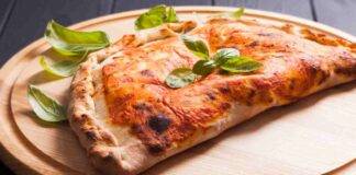 Pizza ripiena al forno con parmigiana bianca