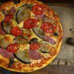 Pizza sprint con salame melanzane e pomodori AdobeStock (1)