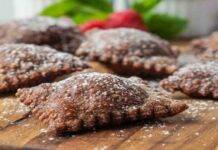 Ravioli fritti al cacao con crema di pistacchi | dolcissimi pronti in 5 minuti Ravioli fritti al cacao con crema di pistacchi