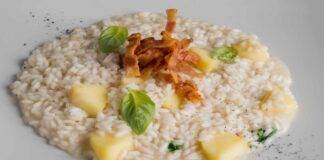 Risotto alle mele con guanciale e timo AdobeStock