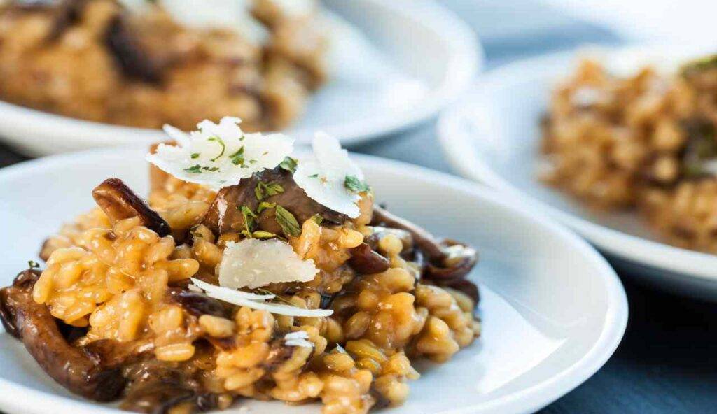 Risotto cremoso con funghi melanzane e pecorino vi conquisterà