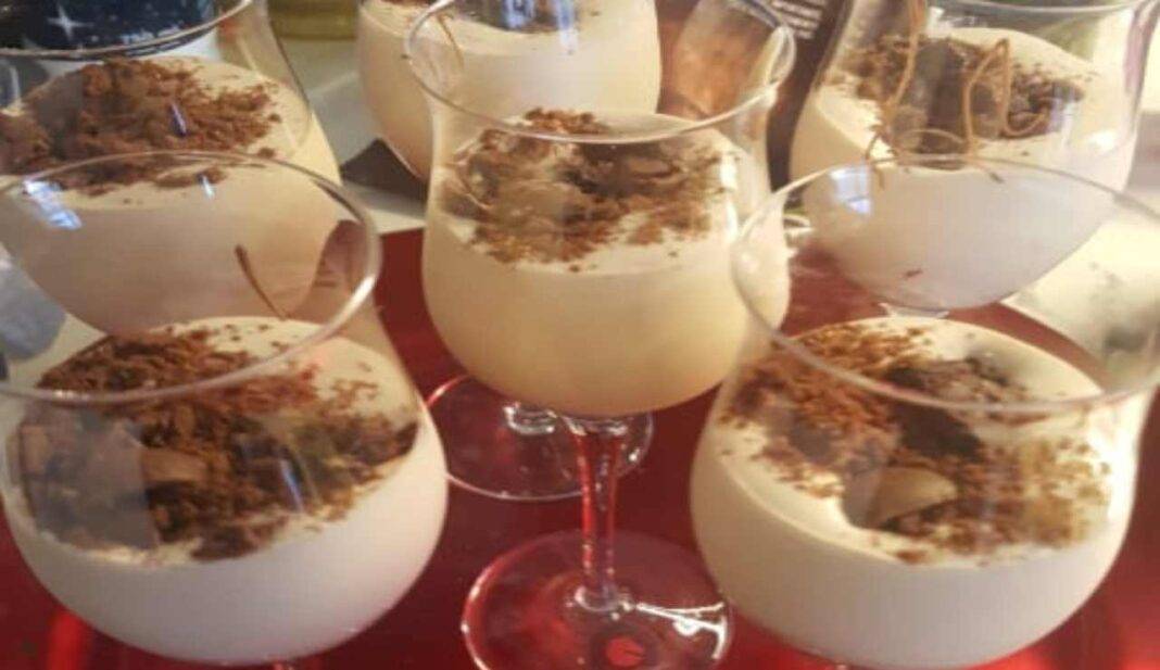 Spumone al cucchiaio di caffè con biscotti al cacao | pronto in 5 minuti