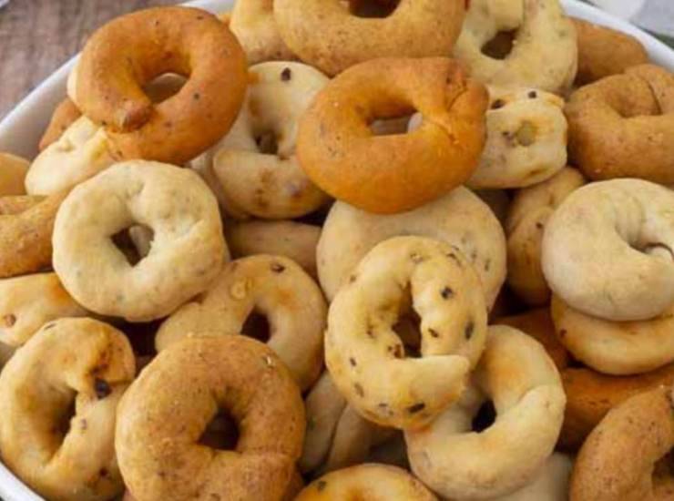Tarallucci salati millegusti | Ricetta strepitosa di Benedetta Rossi