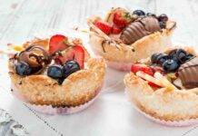 Tartellette di crema alla vaniglia con frutta fresca AdobeStock