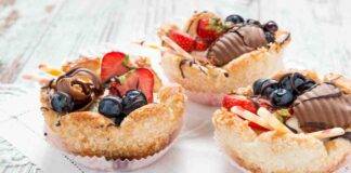 Tartellette di crema alla vaniglia con frutta fresca AdobeStock