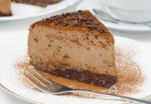 Torta caffè senza cottura | Dolcino molto rinfrescante e cremoso Dolce freddo al caffè e cioccolato
