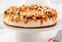 Torta fredda al cornetto con salsa al caramello