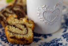 Dolce cioccolato variegato e frutta