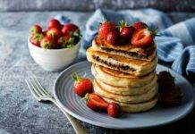 Tortini di pancake ripieni di Nutella AdobeStock