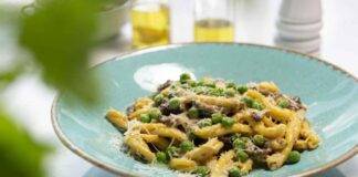 Trofie allo zafferano con piselli funghi e crema di parmigiano