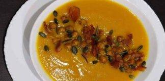 Vellutata di zucca e patate con ceci speziati croccanti e speck