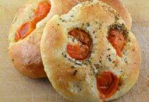 Focaccine soffici origano e pomodoro | Pronte in 10 minuti focaccine soffici origano e pomodoro ricettasprint