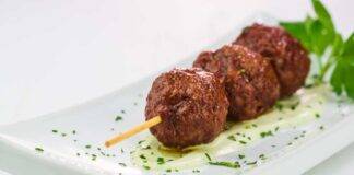 Spiedini di polpette con speck
