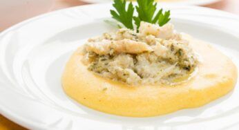 Baccalà mantecato al latte di mandorle con polenta | Saporito e facilissimo