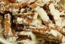 Bastoncini dolci di pane fritto con crema al latte